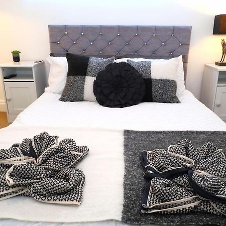 New Sunset Square Eastbourne 2 Bed Apartment, Long Stay Welcome Extérieur photo