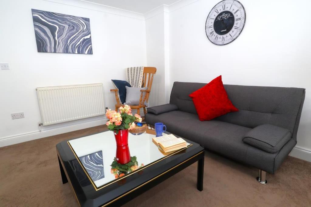 New Sunset Square Eastbourne 2 Bed Apartment, Long Stay Welcome Extérieur photo