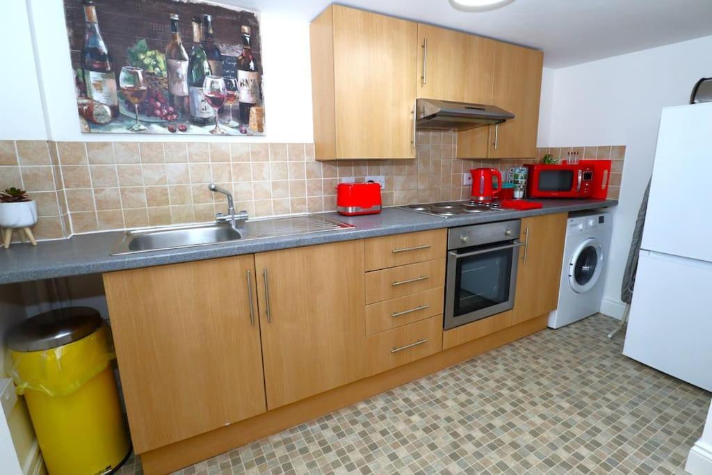 New Sunset Square Eastbourne 2 Bed Apartment, Long Stay Welcome Extérieur photo