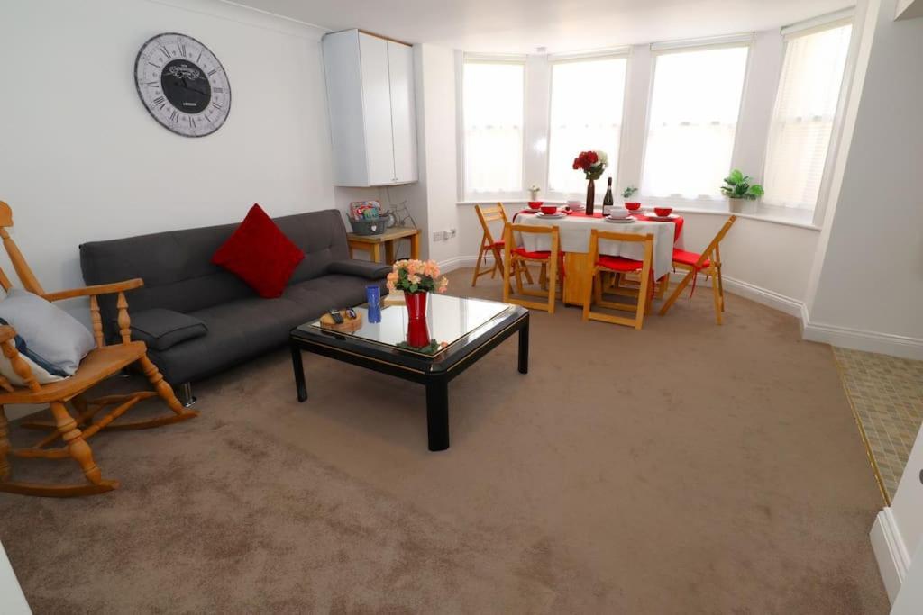 New Sunset Square Eastbourne 2 Bed Apartment, Long Stay Welcome Extérieur photo