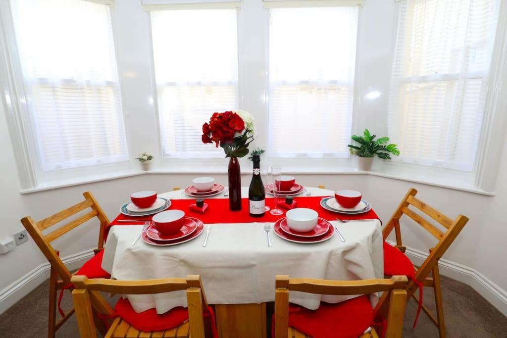 New Sunset Square Eastbourne 2 Bed Apartment, Long Stay Welcome Extérieur photo
