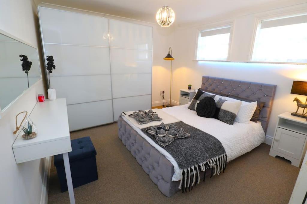 New Sunset Square Eastbourne 2 Bed Apartment, Long Stay Welcome Extérieur photo