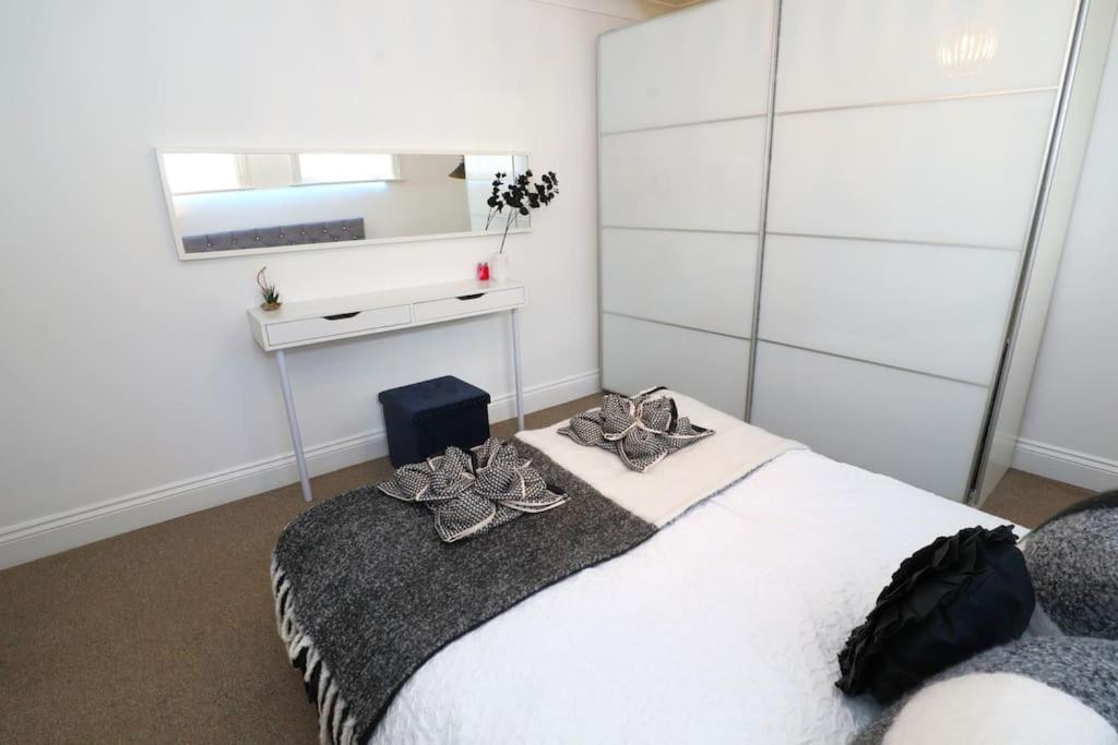 New Sunset Square Eastbourne 2 Bed Apartment, Long Stay Welcome Extérieur photo