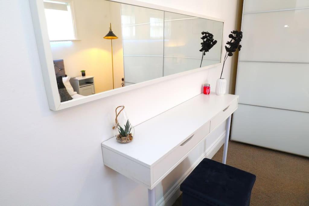 New Sunset Square Eastbourne 2 Bed Apartment, Long Stay Welcome Extérieur photo