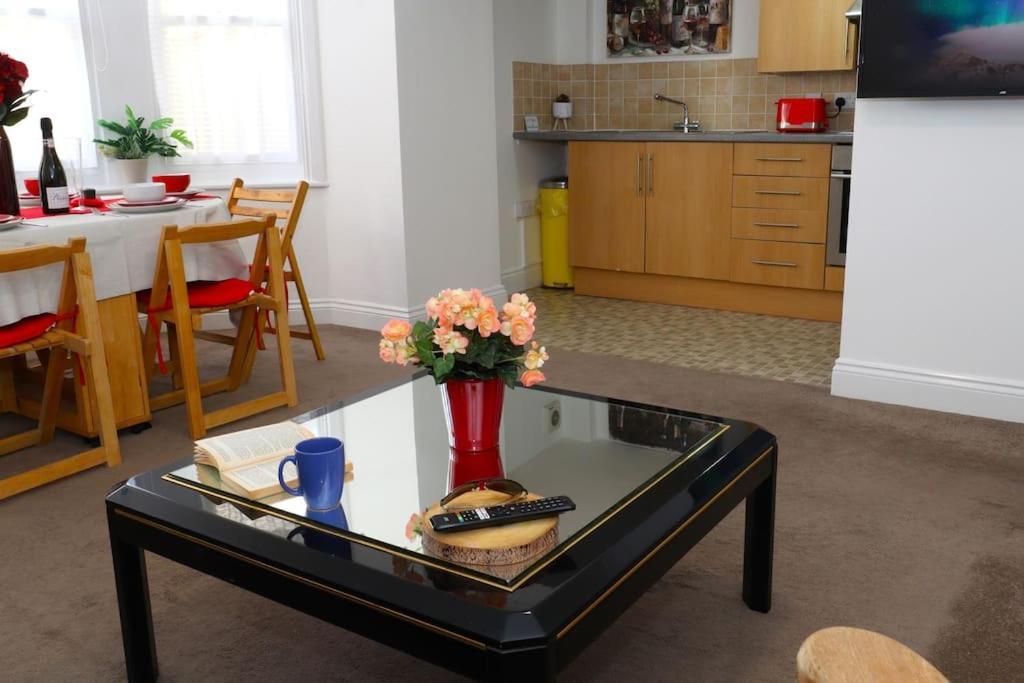 New Sunset Square Eastbourne 2 Bed Apartment, Long Stay Welcome Extérieur photo